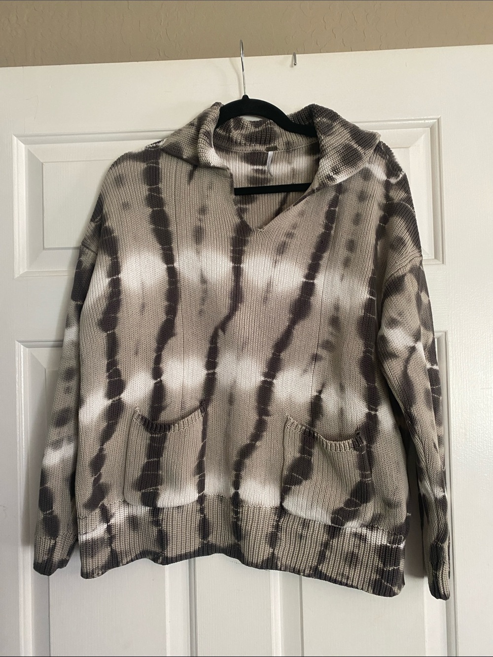 Tie-Dye V-Neck Sweater in Taupe & White